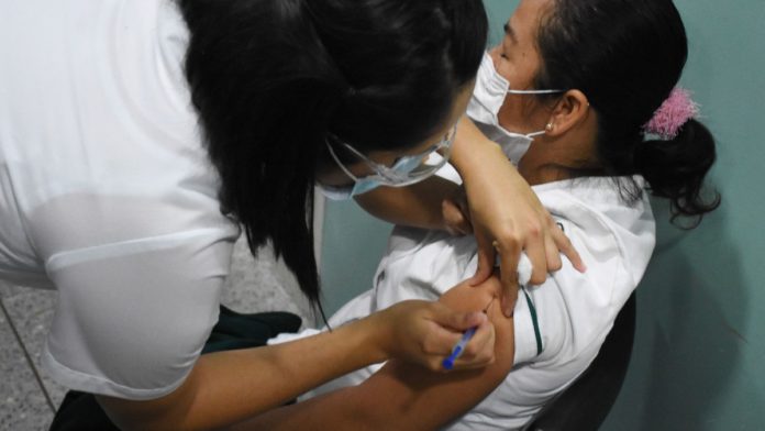 ¿Es legal? Morena aprovecha precampañas para colgarse las vacunas contra COVID-19