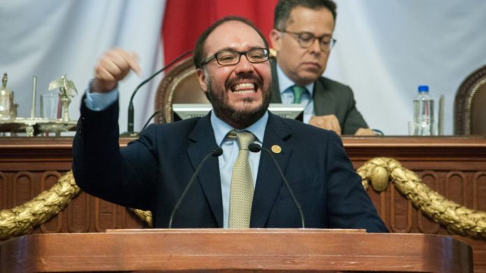 De burlar la ley, Mauricio Toledo podría recuperar su fuero para la LXV Legislatura