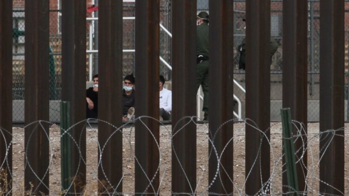 Política migratoria de Trump sigue vigente; México y EU deportan en vuelos secretos