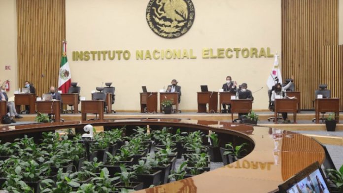INE pospone la revocación de mandato; Morena acusa al instituto de dar un golpe a la democracia