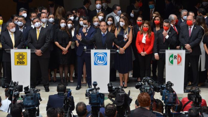 Pragmatismo y corrupción tienen en la lona a la oposición política en México