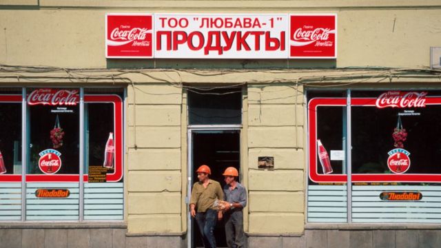 Empresas estadounidenses suspenden sus servicios en Rusia