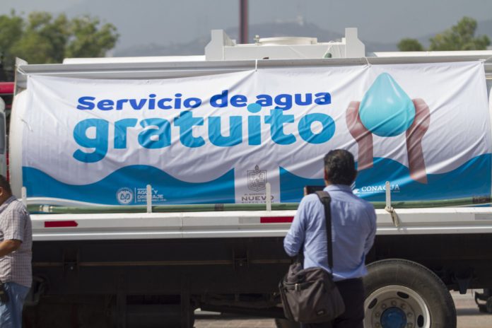 Falso que a Samuel García, gobernador de Nuevo León, no le toque encargarse del abastecimiento de agua en su estado