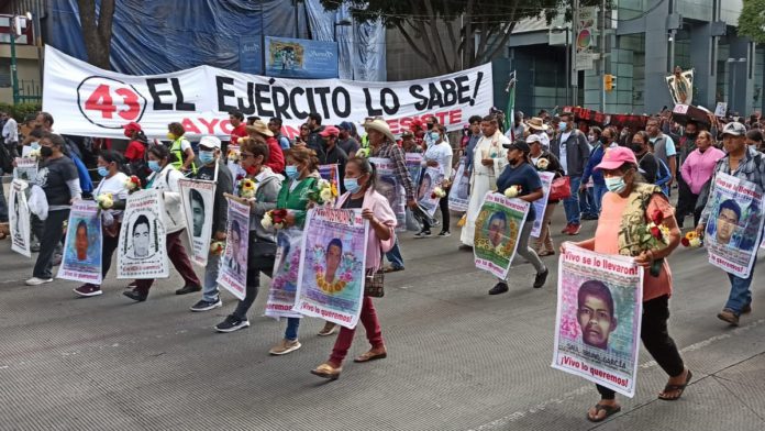 Entre acusaciones cruzadas, protestas y renuncias, concluye semana crucial para el caso Ayotzinapa