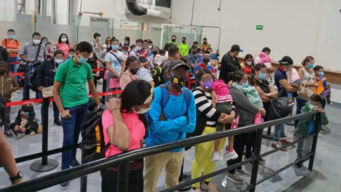“Nos quedamos sin ganas de volver”, lamentan turistas colombianos deportados de manera arbitraria en el AICM