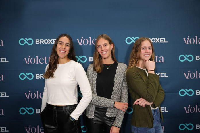 Con ayuda de la tecnología, Violetta y Broxel combatirán la violencia económica hacia las mujeres