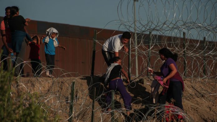 Eliminación del Título 42 mete tensión a la situación migratoria en la frontera con EU
