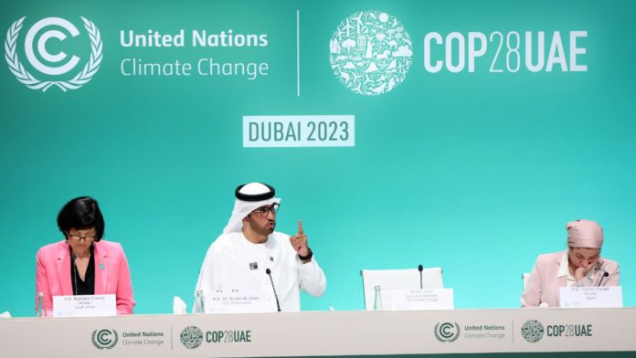 ¿“Histórico” fin de la era del petróleo? COP28 deja inconformidades ante el desastre ambiental